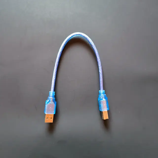 Arduino Uno R3 — cable USB